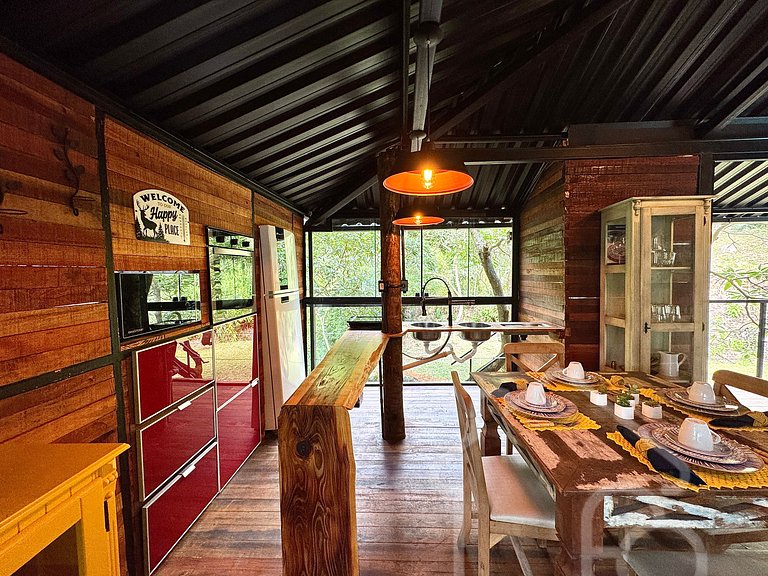 Casa na árvore cercada pela natureza e conforto