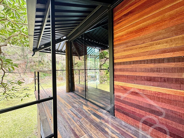 Casa na árvore cercada pela natureza e conforto