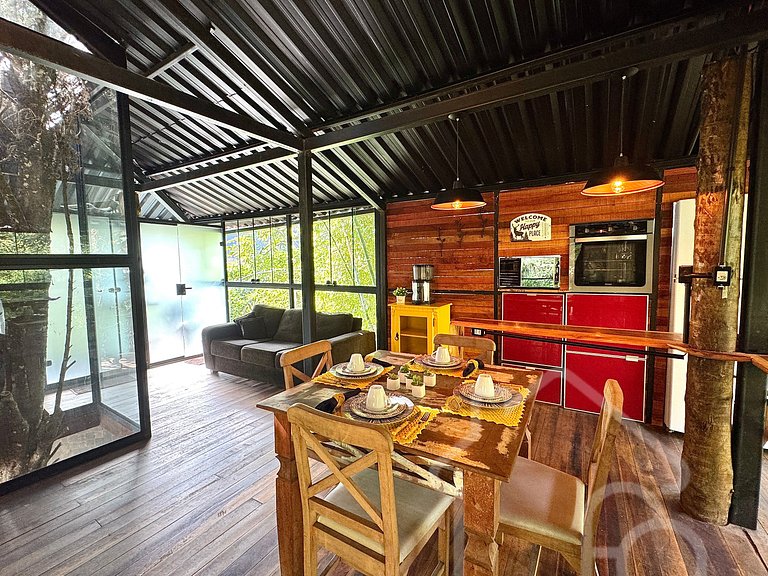 Casa na árvore cercada pela natureza e conforto