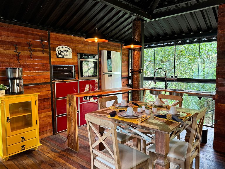 Casa na árvore cercada pela natureza e conforto