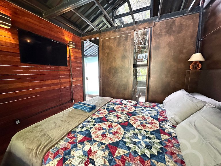 Casa na árvore cercada pela natureza e conforto