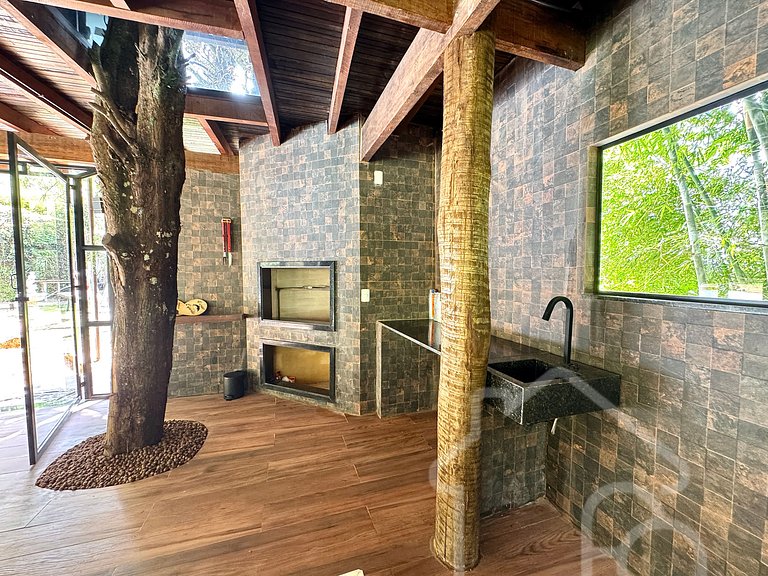 Casa na árvore cercada pela natureza e conforto