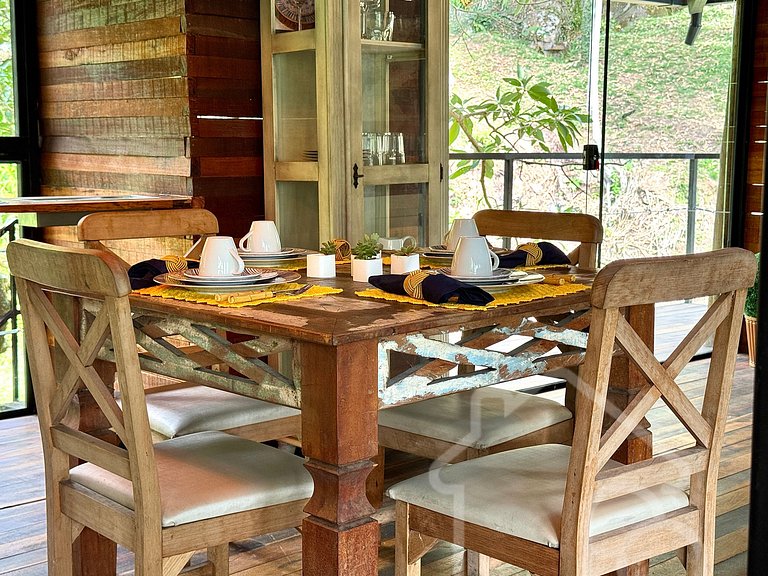 Casa na árvore cercada pela natureza e conforto