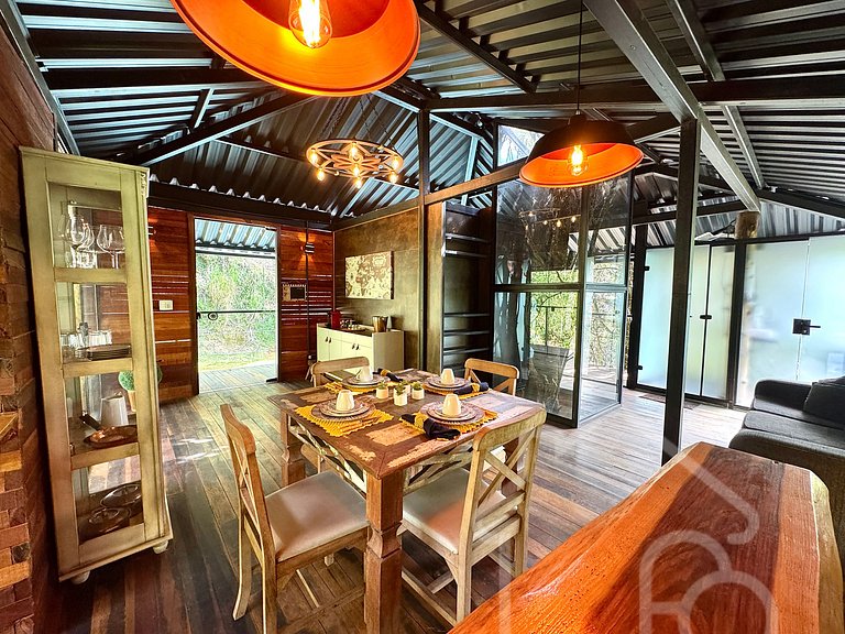 Casa na árvore cercada pela natureza e conforto