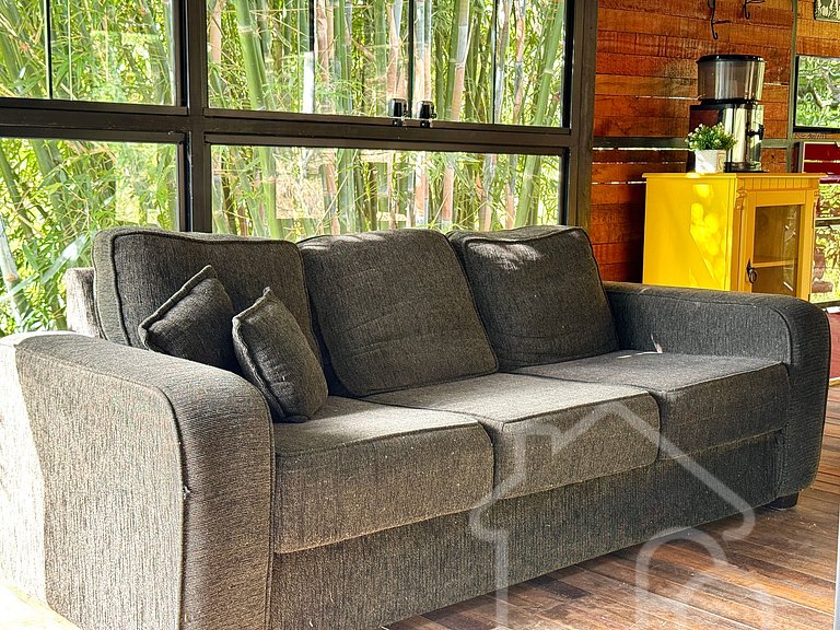 Casa na árvore cercada pela natureza e conforto