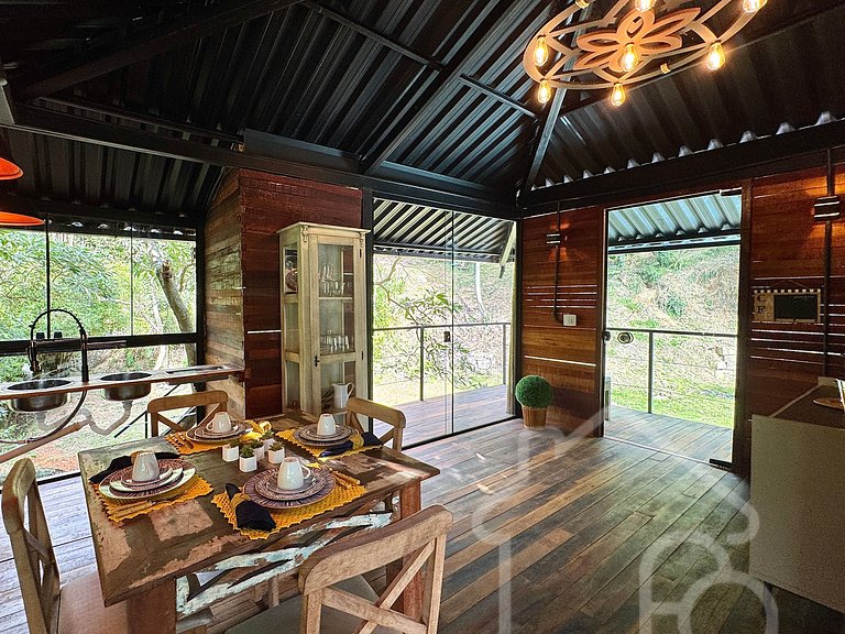 Casa na árvore cercada pela natureza e conforto
