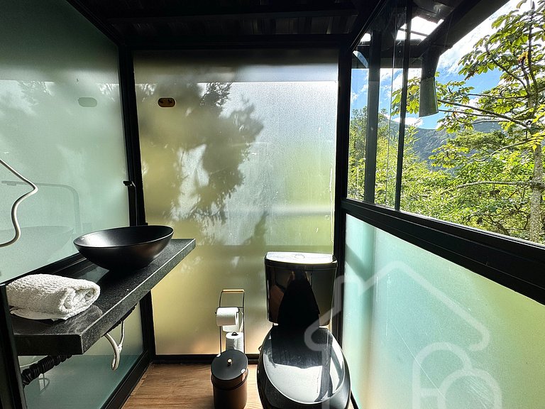 Casa na árvore cercada pela natureza e conforto