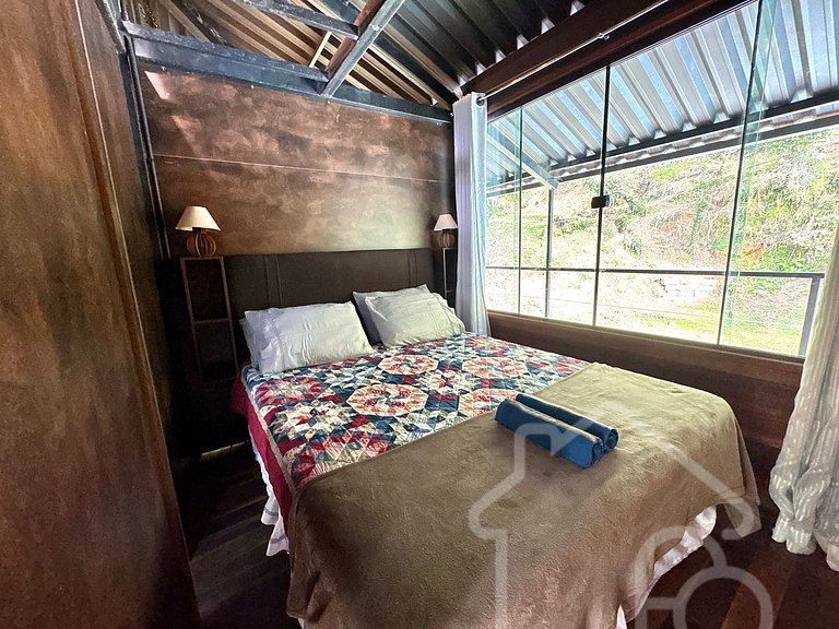 Casa na árvore cercada pela natureza e conforto