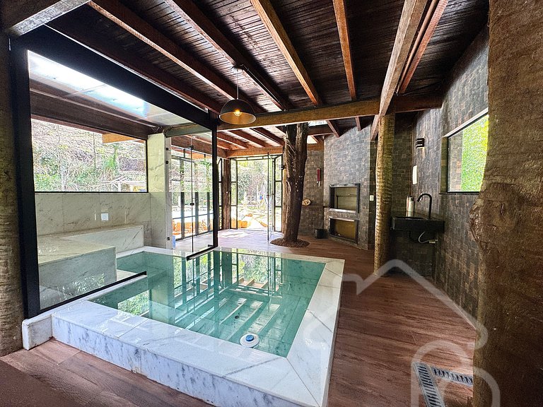 Casa na árvore cercada pela natureza e conforto
