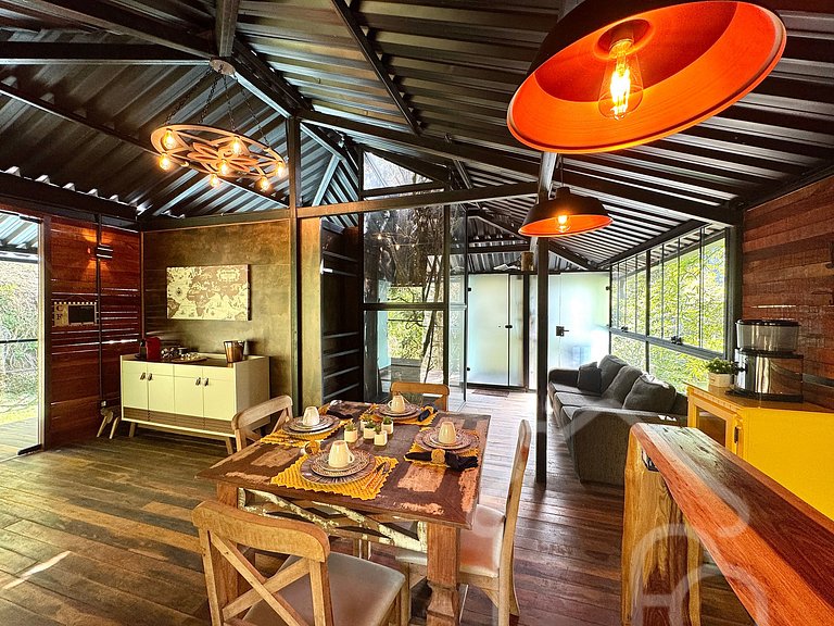 Casa na árvore cercada pela natureza e conforto