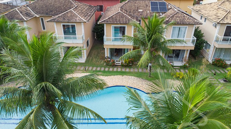 Casa com piscina em condomínio na Rasa