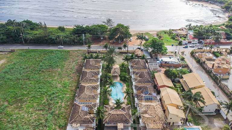 Casa com piscina em condomínio na Rasa