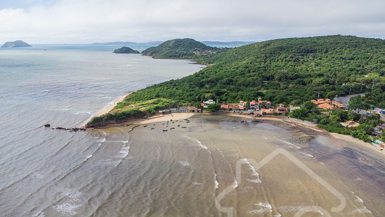 Casa com piscina em condomínio na Rasa