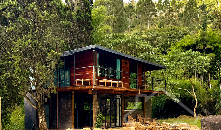 Casa na árvore cercada pela natureza e conforto