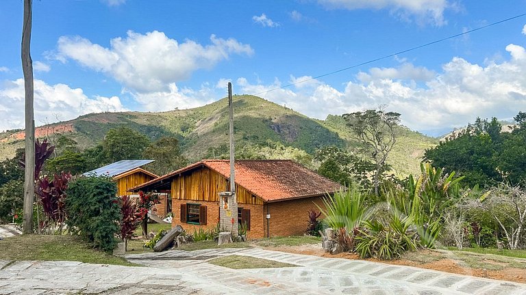 Refúgio com piscina, rede e vista para o jardim