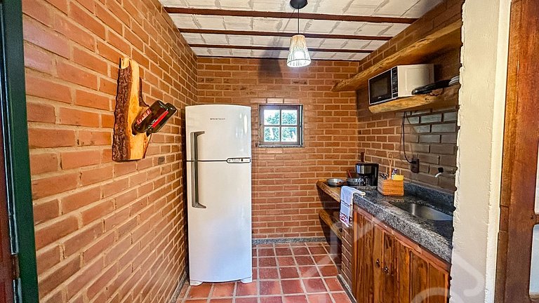 Refúgio com piscina, rede e vista para o jardim