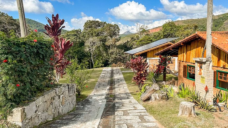 Refúgio com piscina, rede e vista para o jardim