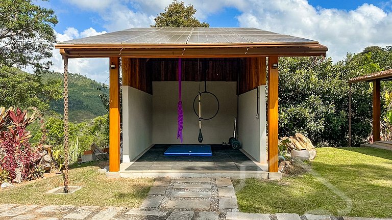 Refúgio com piscina, rede e vista para o jardim