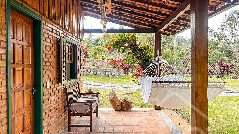 Refúgio com piscina, rede e vista para o jardim