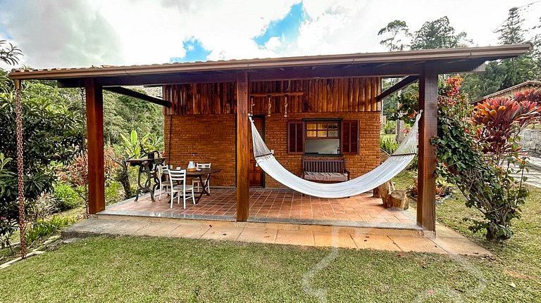 Refúgio com piscina, rede e vista para o jardim