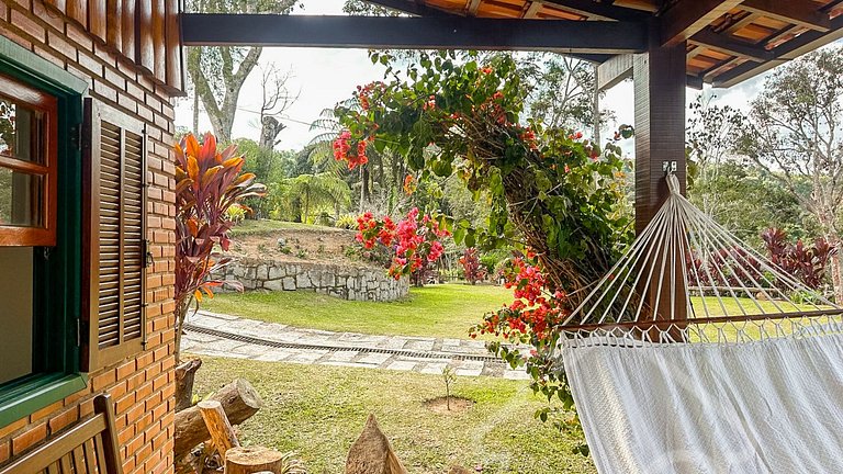 Refúgio com piscina, rede e vista para o jardim