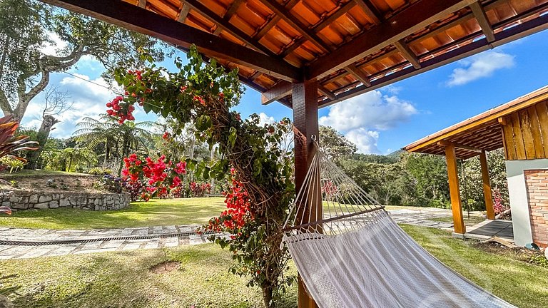 Refúgio com piscina, rede e vista para o jardim