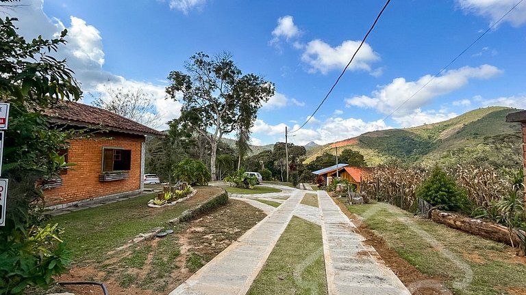 Refúgio com piscina, rede e vista para o jardim