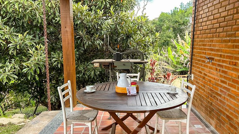 Refúgio com piscina, rede e vista para o jardim