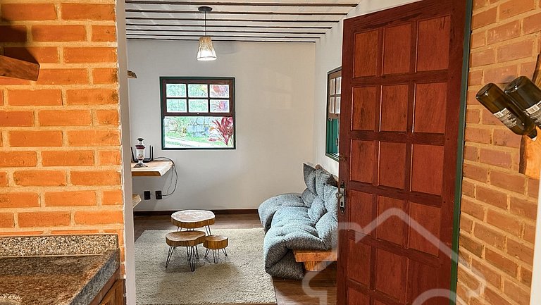 Refúgio com piscina, rede e vista para o jardim