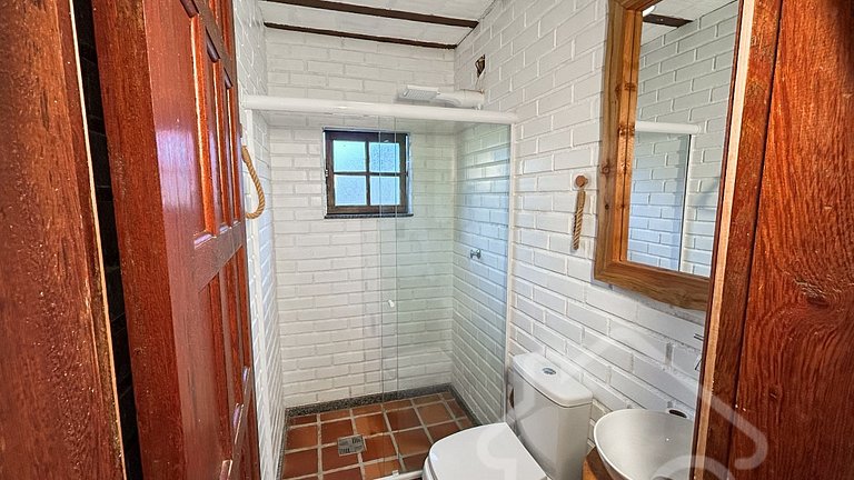 Refúgio com piscina, rede e vista para o jardim