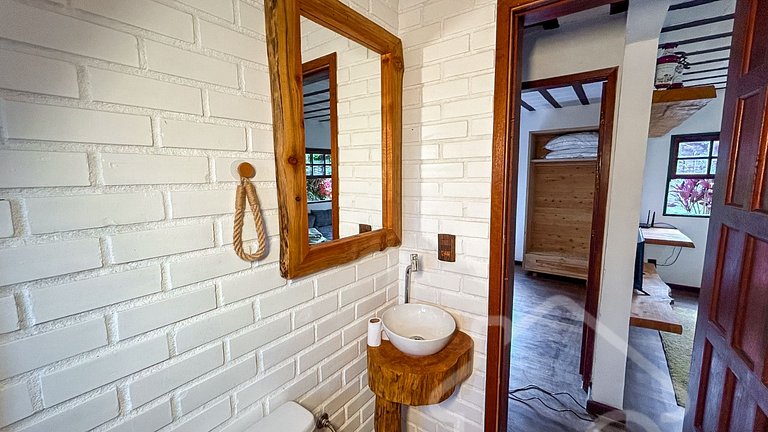 Refúgio com piscina, rede e vista para o jardim