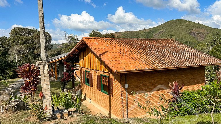 Refúgio com piscina, rede e vista para o jardim