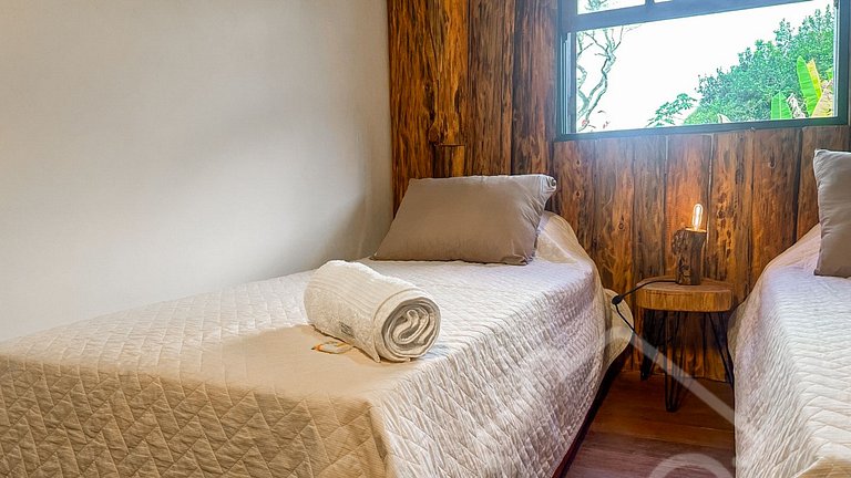 Refúgio com piscina, rede e vista para o jardim
