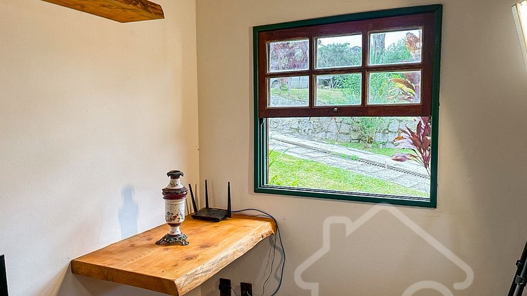 Refúgio com piscina, rede e vista para o jardim