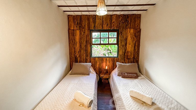 Refúgio com piscina, rede e vista para o jardim