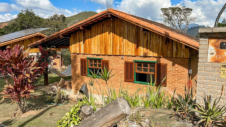 Refúgio com piscina, rede e vista para o jardim