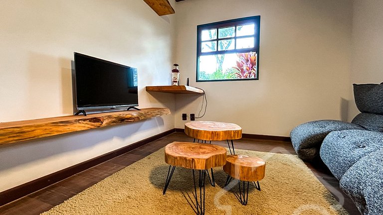 Refúgio com piscina, rede e vista para o jardim