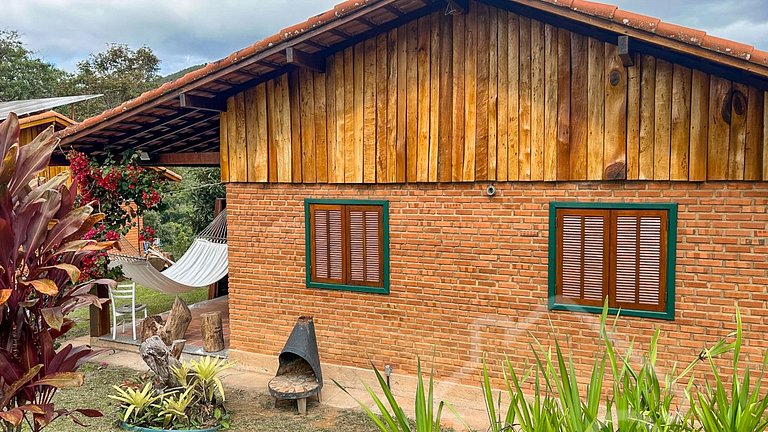 Refúgio com piscina, rede e vista para o jardim