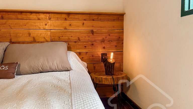 Refúgio com piscina, rede e vista para o jardim