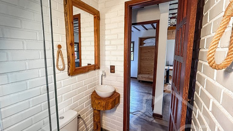 Refúgio com piscina, rede e vista para o jardim