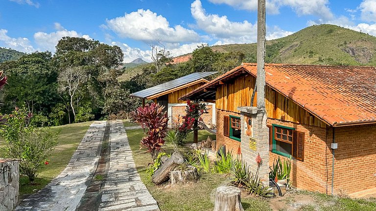 Refúgio com piscina, rede e vista para o jardim
