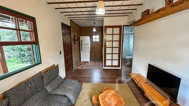 Refúgio com piscina, rede e vista para o jardim