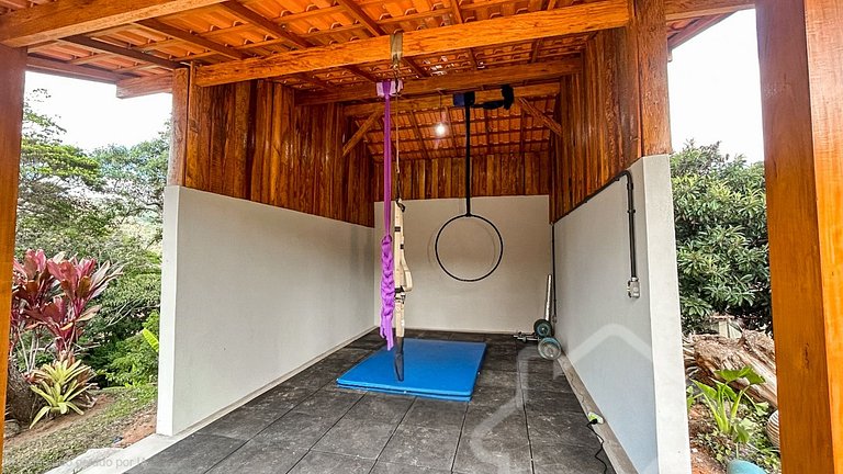 Refúgio com piscina, rede e vista para o jardim
