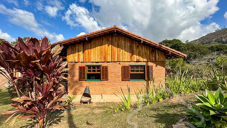 Refúgio com piscina, rede e vista para o jardim