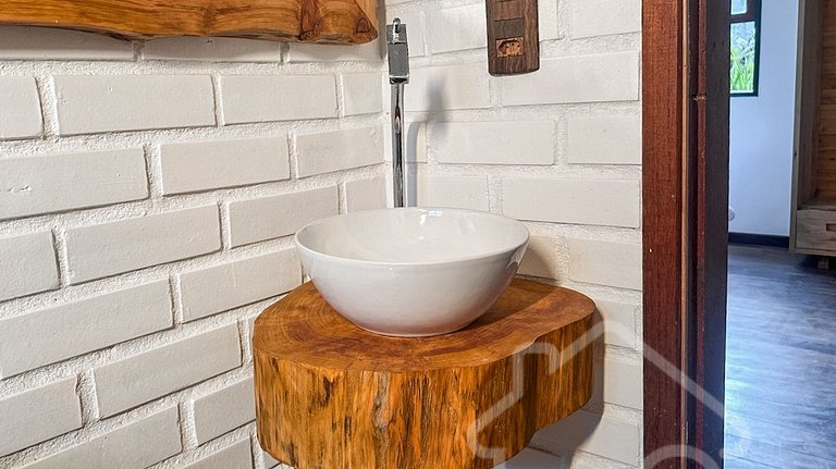 Refúgio com piscina, rede e vista para o jardim