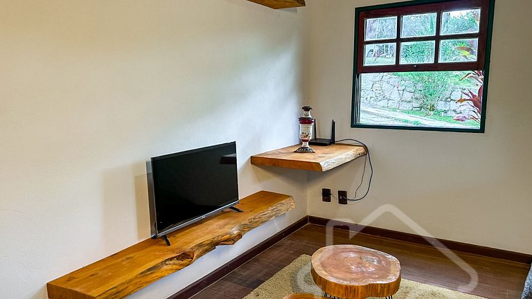 Refúgio com piscina, rede e vista para o jardim