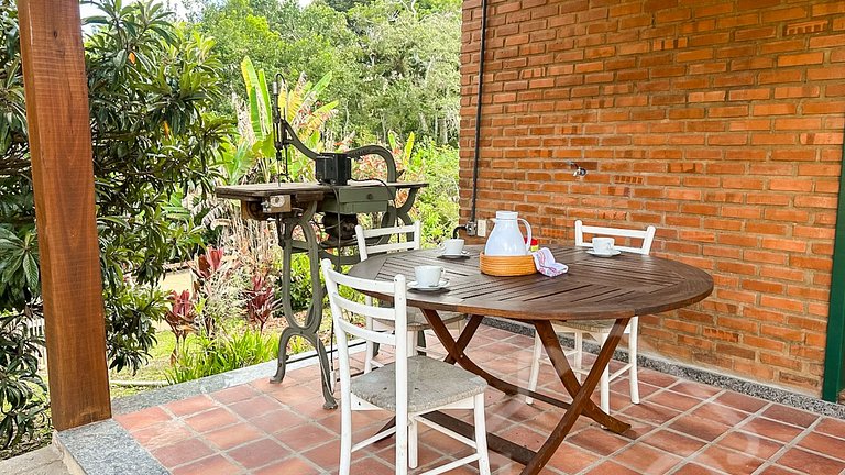 Refúgio com piscina, rede e vista para o jardim