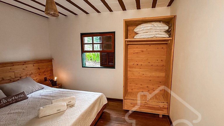 Refúgio com piscina, rede e vista para o jardim