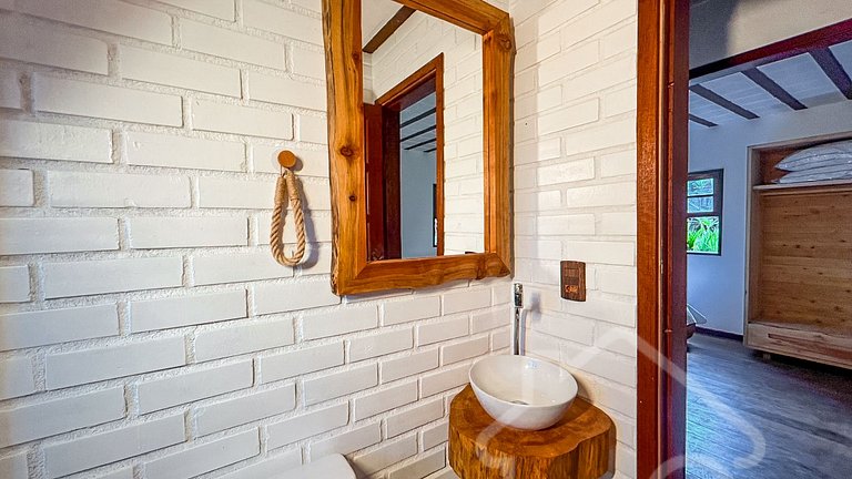 Refúgio com piscina, rede e vista para o jardim