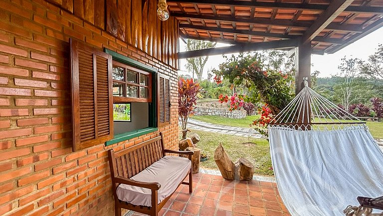 Refúgio com piscina, rede e vista para o jardim